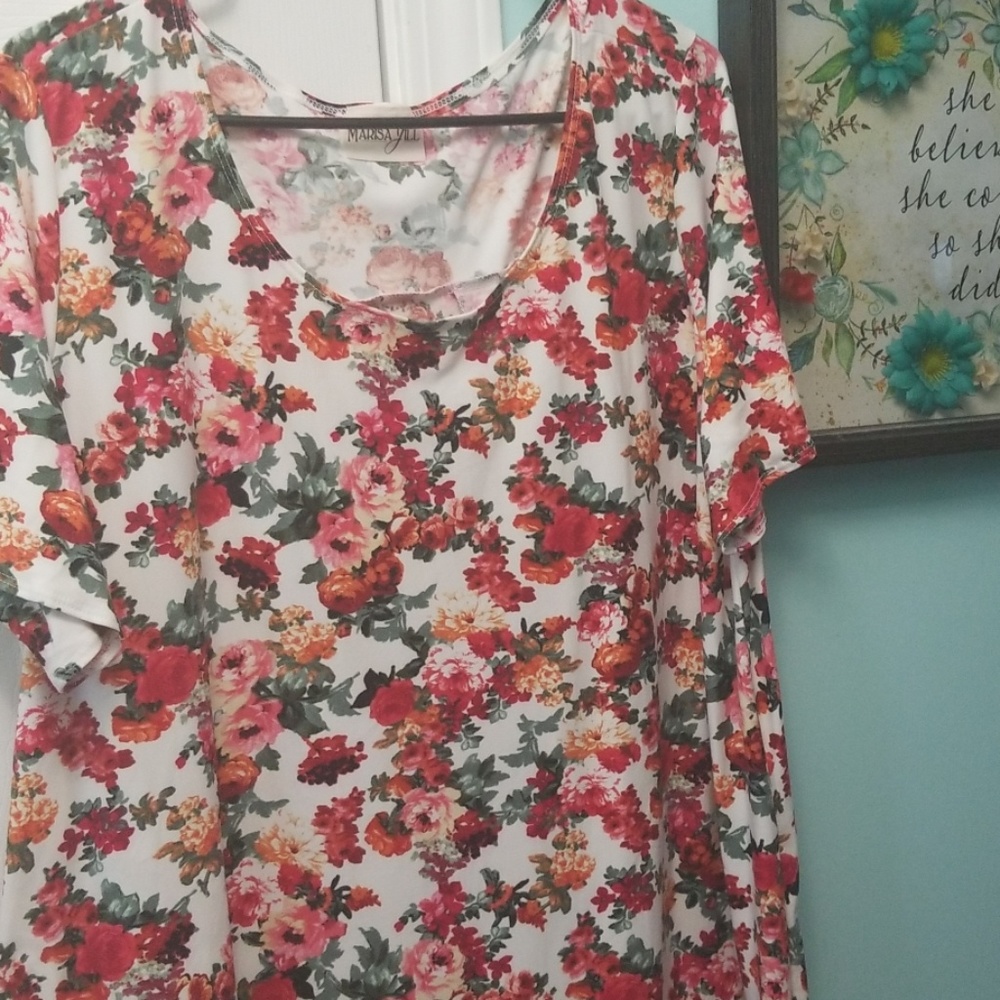 White w red flowers top